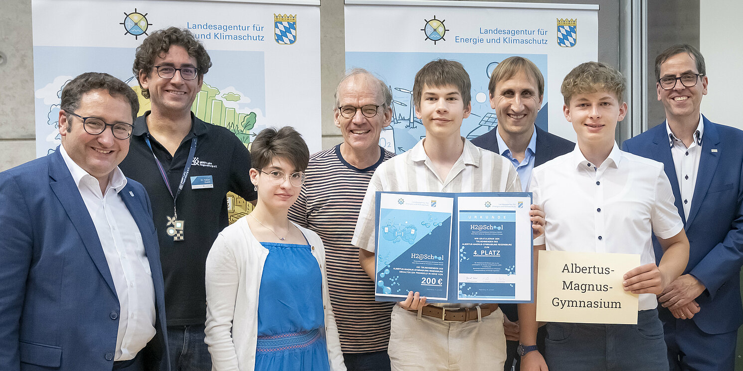 Gruppenfoto der Viertplatzierten. Das Albertus-Magnus-Gymnasium Regensburg belegte den 4. Platz im Wasserstoff-Wettbewerb.