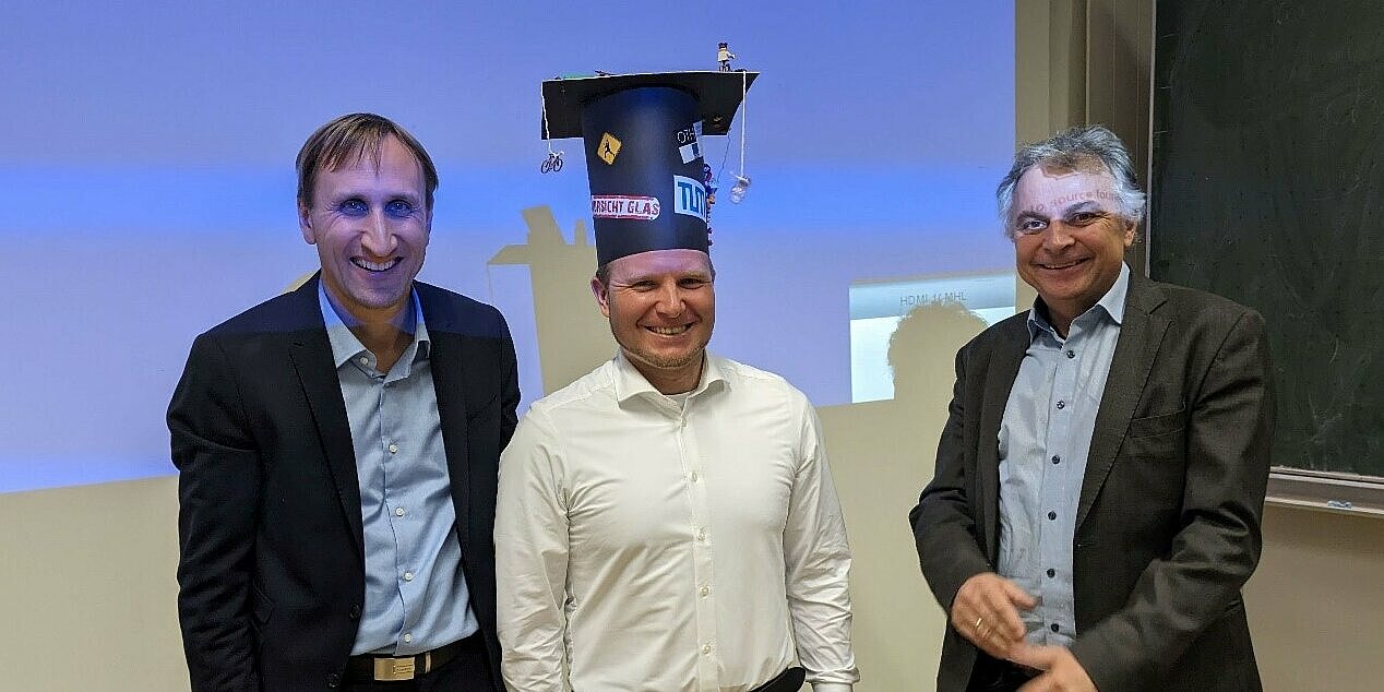 Prof. Michael Sterner, Dr. Sebastian Gärtner und Prof. Matthias Gaderer bei der Übergabe des Doktorhutes.