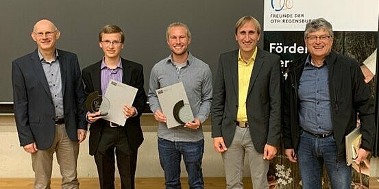 Verleihung des Science-Awards für herausragende Abschlussarbeiten durch den Verein der Freunde der OTH Regensburg  e.V. Im Foto sind Teilnehmende der Fakultät Elektro- und Informationstechnik zu sehen (v.l.n.r: Prof. Bernhard Hopfensperger, Jan Stuchly, Alexander Meisinger (FENES), Prof. Michael Sterner (FENES), Prof. Rainer Holmer