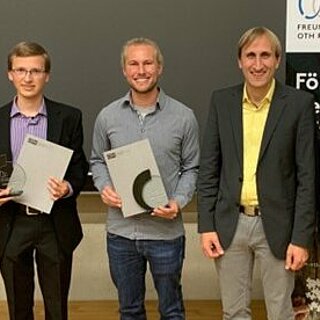 Verleihung des Science-Awards für herausragende Abschlussarbeiten durch den Verein der Freunde der OTH Regensburg  e.V. Im Foto sind Teilnehmende der Fakultät Elektro- und Informationstechnik zu sehen (v.l.n.r: Prof. Bernhard Hopfensperger, Jan Stuchly, Alexander Meisinger (FENES), Prof. Michael Sterner (FENES), Prof. Rainer Holmer