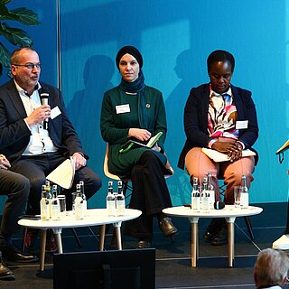 Podiumsdiskussion mit Teilnehmenden aus Wissenschaft und Industrie