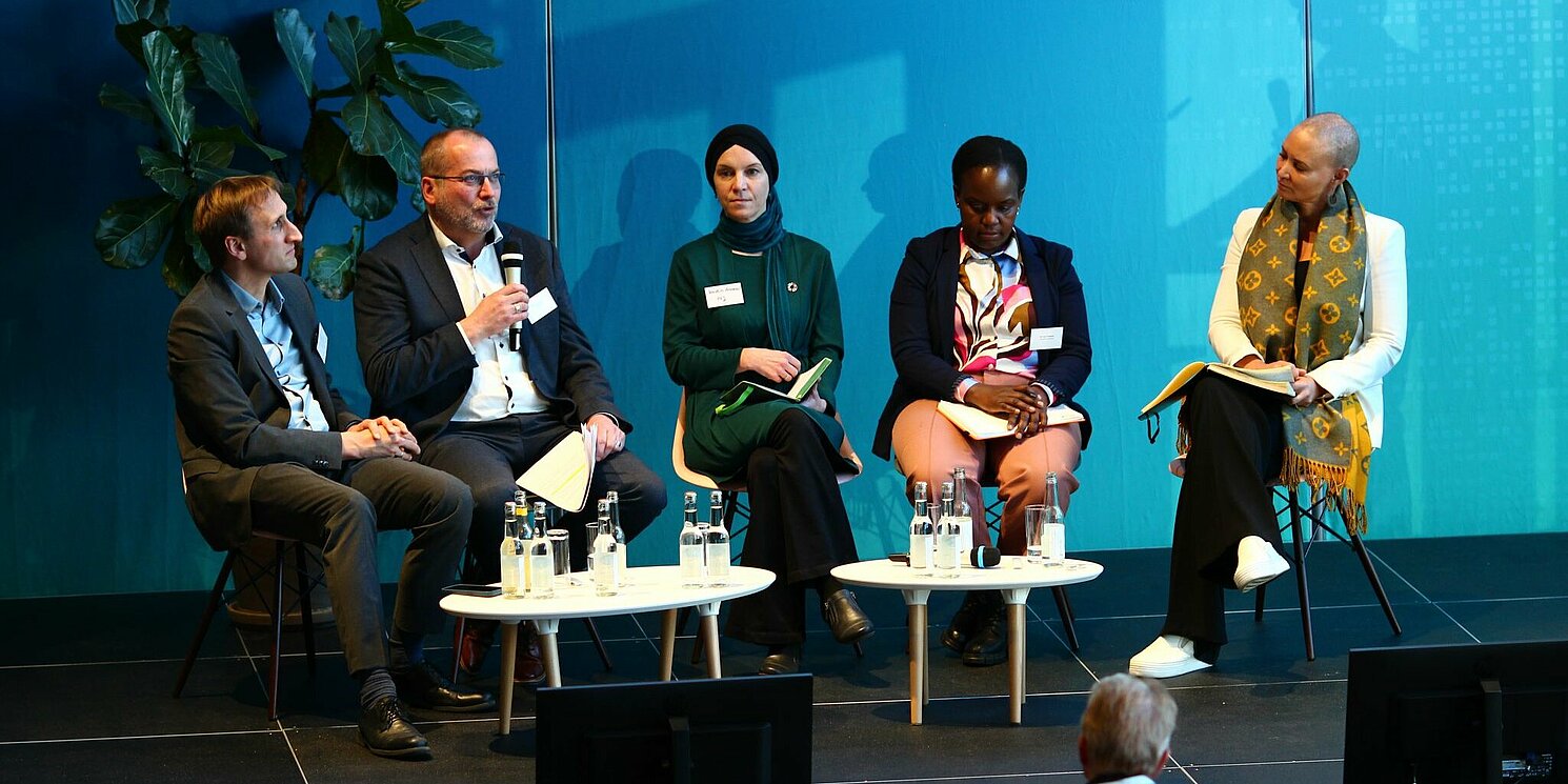 Podiumsdiskussion mit Teilnehmenden aus Wissenschaft und Industrie