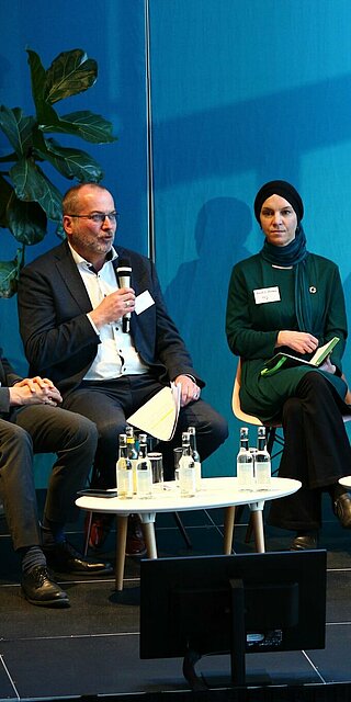 Podiumsdiskussion mit Teilnehmenden aus Wissenschaft und Industrie