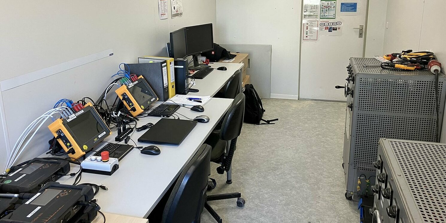 So sieht der Bürocontainer innen aus – mit Arbeitsplätzen zur Steuerung und Überwachung der Versuchsreihen.