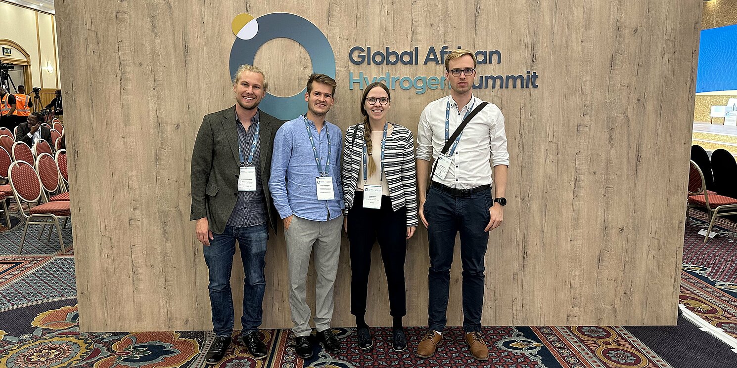 Alexander Meisinger, Anton Achhammer (beide OTH Regensburg), Hanna Graul (H2Global Stiftung) und Malte Malte Lindenmeyer (Fraunhofer IEE) beim Global African Hydrogen Summit.